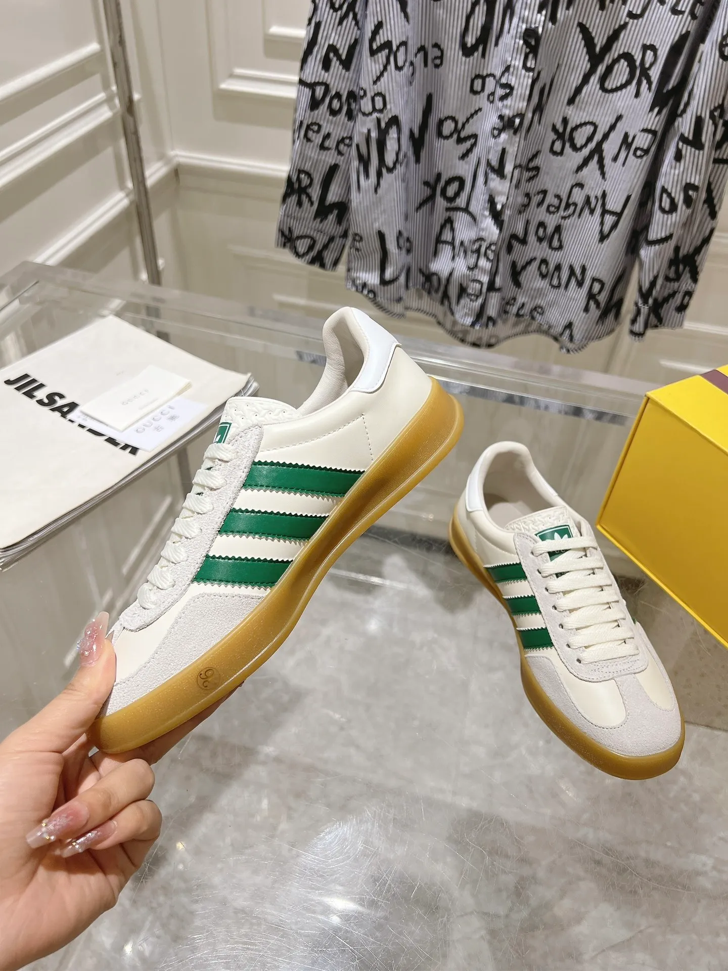 👟👟Ex-factory price 520👟👟Gucci&adidas joint limited edition couple's sneakers. A super nice joint casual sneaker with rich and bold colors! It showed everyone a completely different charm from the past! Combining retro style and youthful sports style to create a new aesthetic! Vitality yet stylish at the same time! ! Upper - made of cowhide, cowhide, cloth. Lining - sheepskin lining for foot pads. Sole - original open-molded beef tendon non-slip and wear-resistant outsole. Size: 35-47 (couple style)